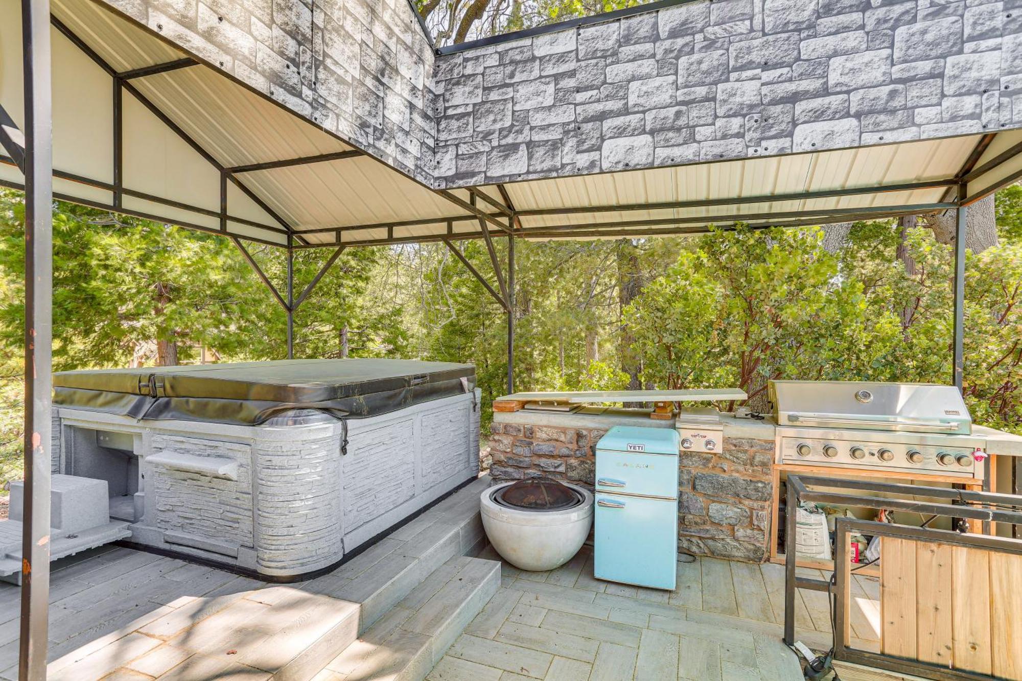 Lake Arrowhead Cabin With Hot Tub And Mountain Views! Bagian luar foto